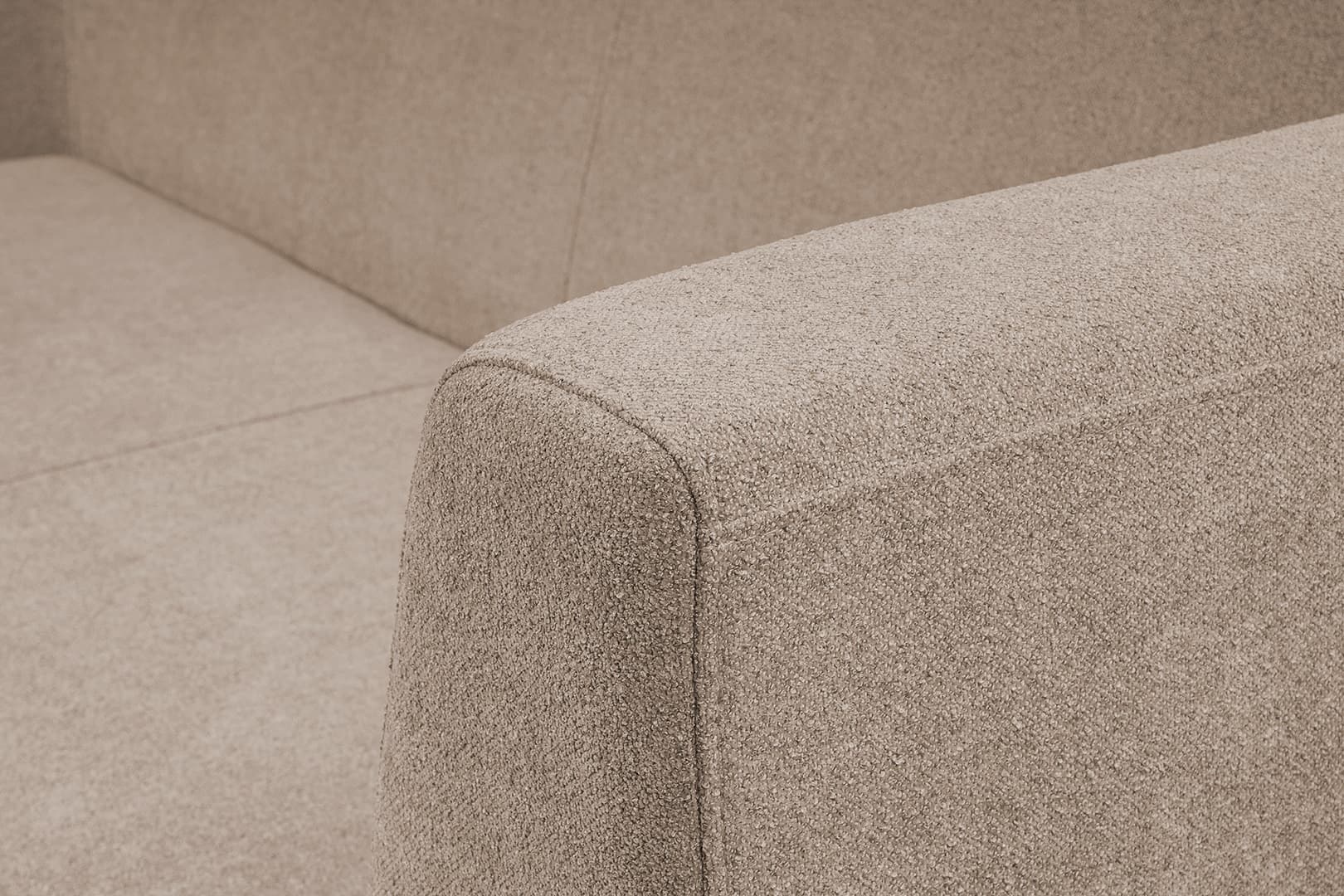 Объёмные подлокотники и мягкие формы. Сглаженные линии спинки и подлокотников делают мебель визуально уютной и комфортной